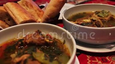餐厅提供美味的阿塞拜疆国民<strong>羊肉汤</strong>。 面包背景上白色盘子里的肉